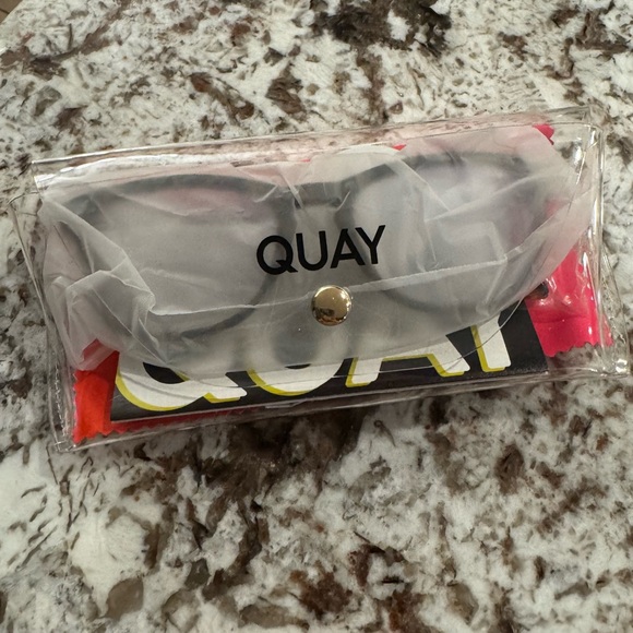 QUAY Hardwire Mini Tortoise Bluelight Glasses 🤎 - Picture 2 of 14